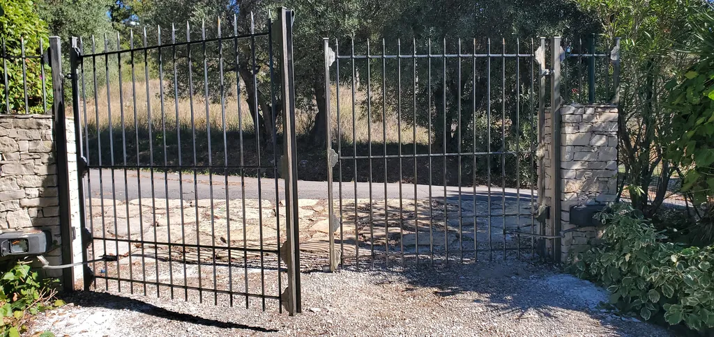 Delta Clôtures, votre fabricant de clôtures norme PMI, clôtures défensives, portails et ferronnerie à Toulon dans le Var et les Bouches-du-Rhône