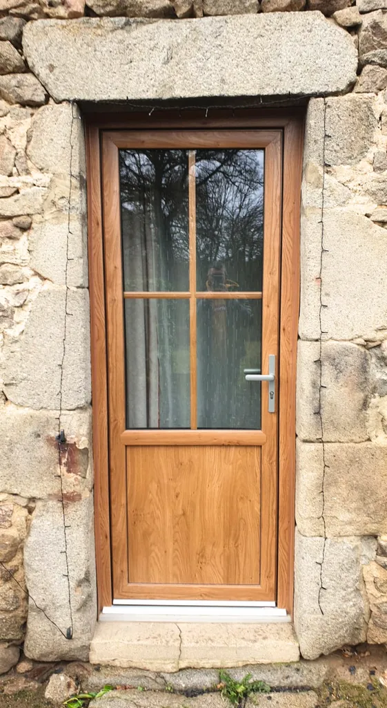 Fabrication et pose d'une porte d'entrée PVC imitation bois avec croisillons et vitrage retard d'effraction à Tarare (69)