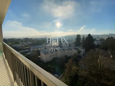 Le Pecq Rive gauche, appartement meublé en étage élevé avec ascenseur et balcon 