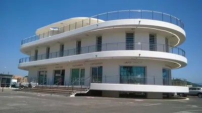 La Capitainerie de La Londe-les-Maures accueille et accompagne les plaisanciers en assurant la gestion, la sécurité et les services du port de plaisance proche de Hyères