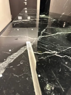 Protection du mobilier : préserver tables, meubles et surfaces exposées sans les remplacer avec des films de protection PPF dans notre atelier de Fleurier près de Genève