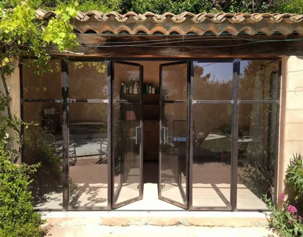 Baie vitrée pour pool house à Eguilles