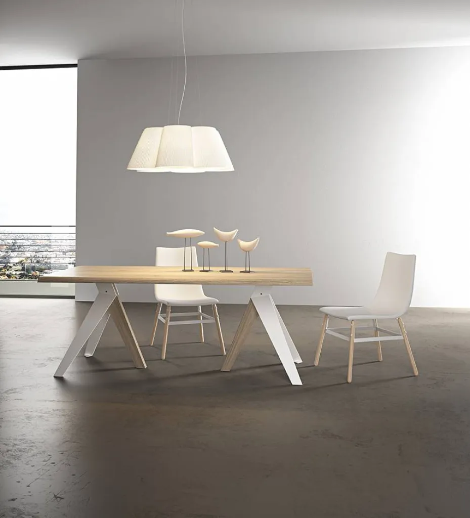 Photo d'une table à manger design bois et métal à la vente en magasin à Bandol dans le Var