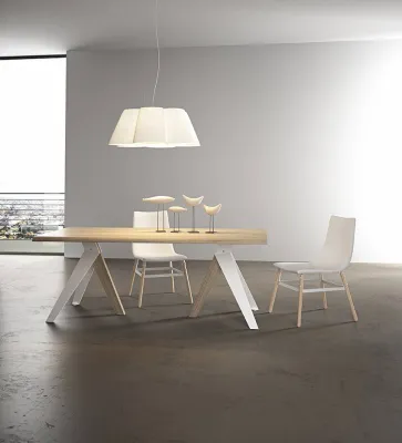 Photo d'une table à manger design bois et métal à la vente en magasin à Bandol dans le Var