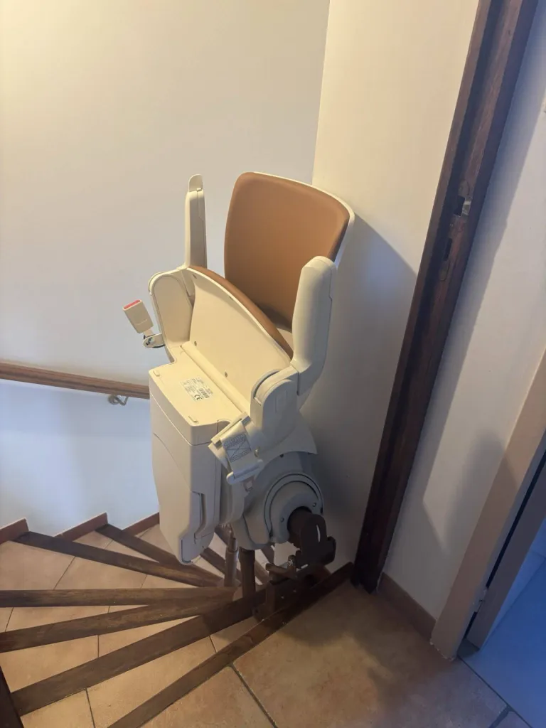 Encombrement minimum pour ce fauteuil monte escalier OTOLIFT SMART à Marignane près de Marseille