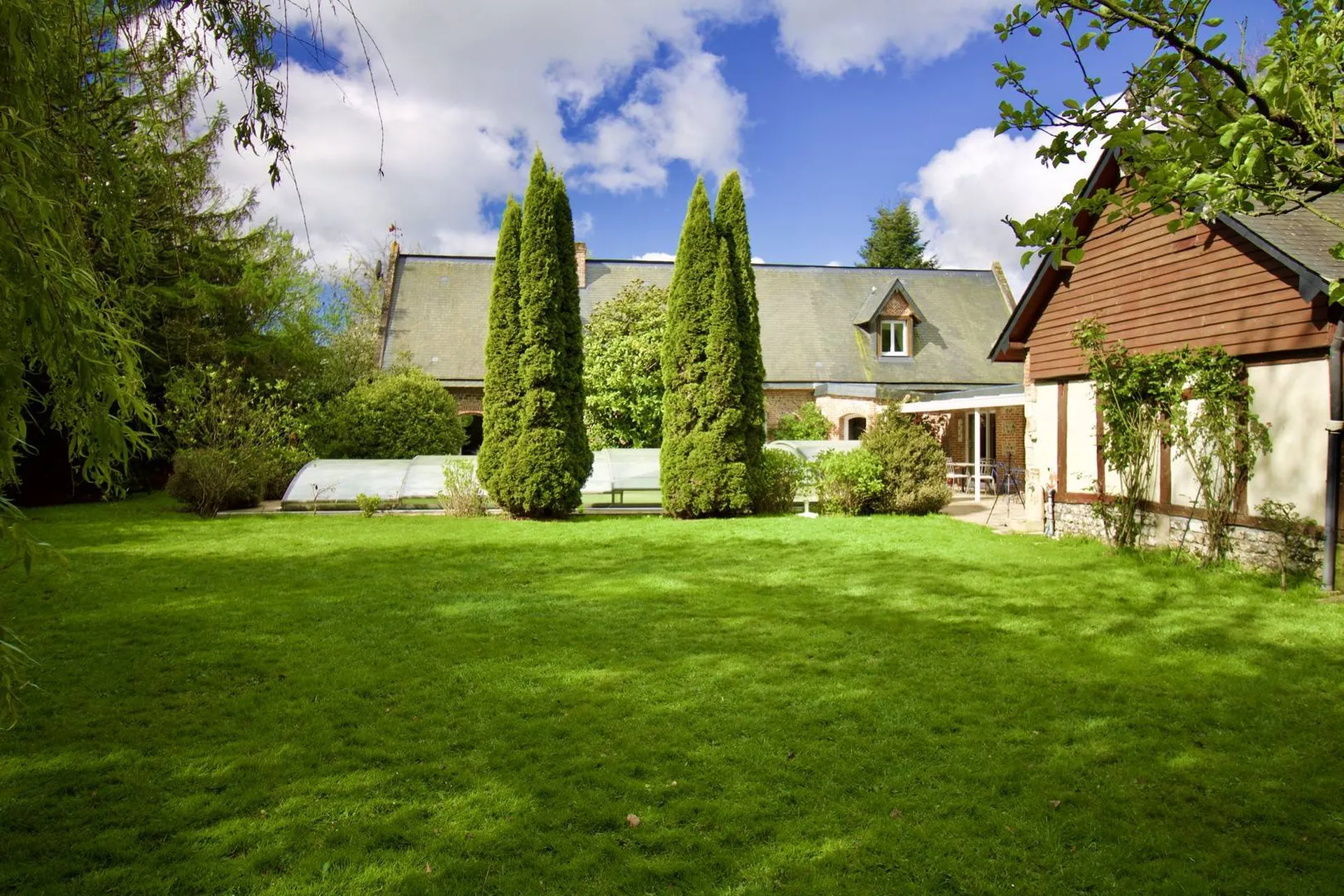 Propriété de 246 m² habitables sur son jardin de 3 680 m², fleuri et arboré, avec piscine, à 30 minutes de Rouen et de Dieppe, Seine Maritime, 76