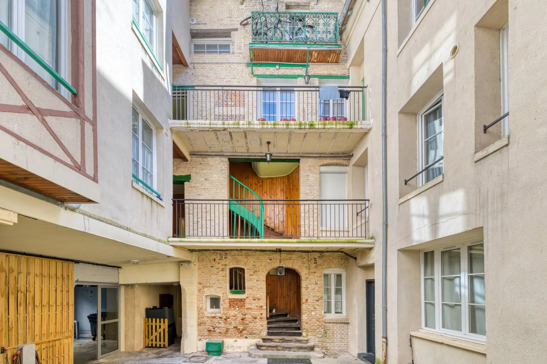 Beau Duplex rénové de 87.35m² Carrez sur cour au cœur de Dieppe, Normandie.