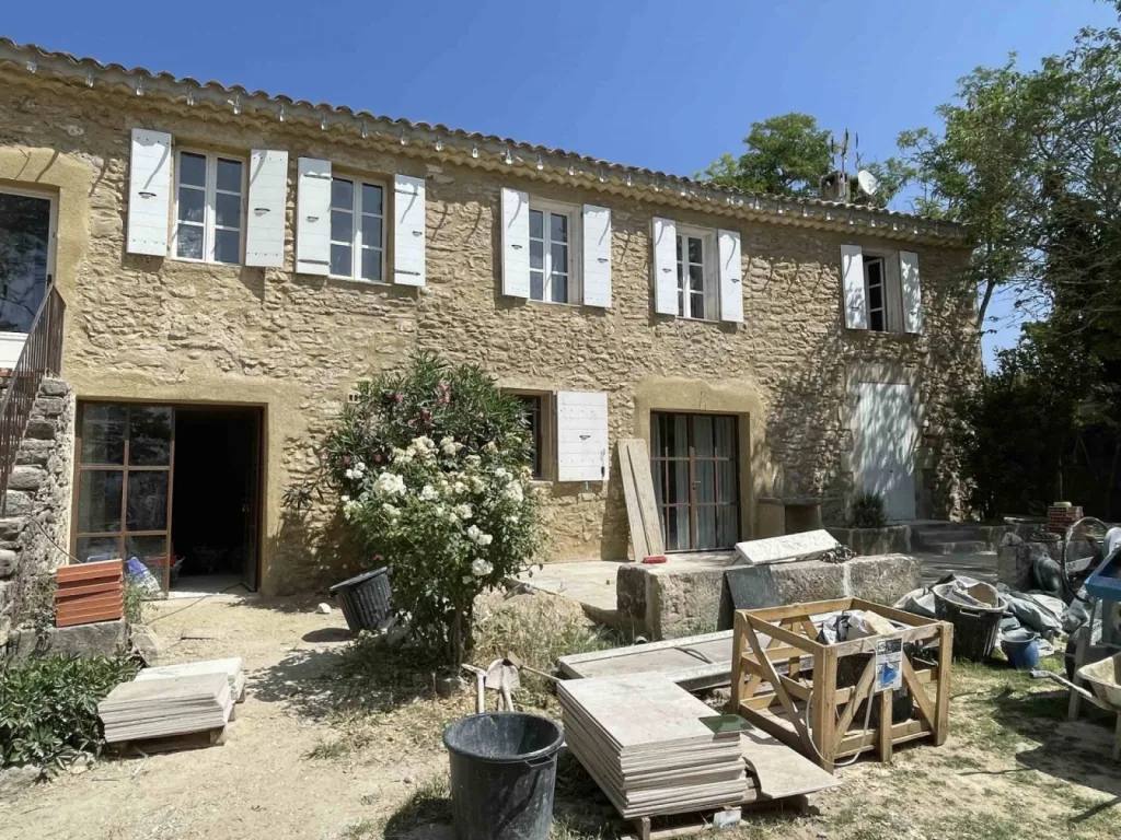 Rénovation de patrimoine en Provence : un mas retrouve sa splendeur à Cucuron Chez Inspirations d’intérieurs, nous mettons notre savoir-faire au service de la rénovation du patrimoine provençal. Ce projet en cours à Cucuron, au cœur du Luberon, illustre p