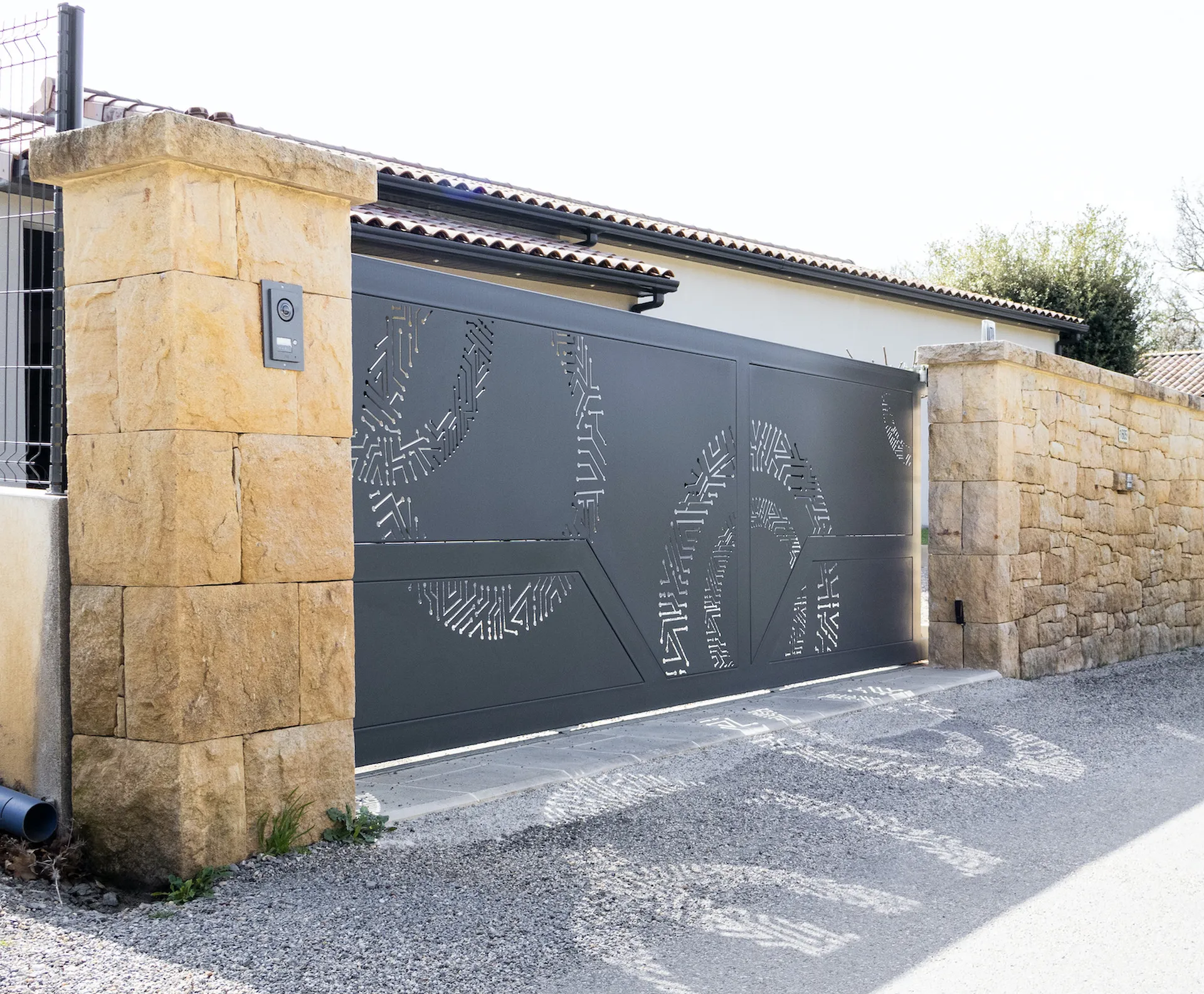 Portail à motifs découpé au plasma : une signature moderne et sécurisée pour votre villa en Sud Ardèche.
