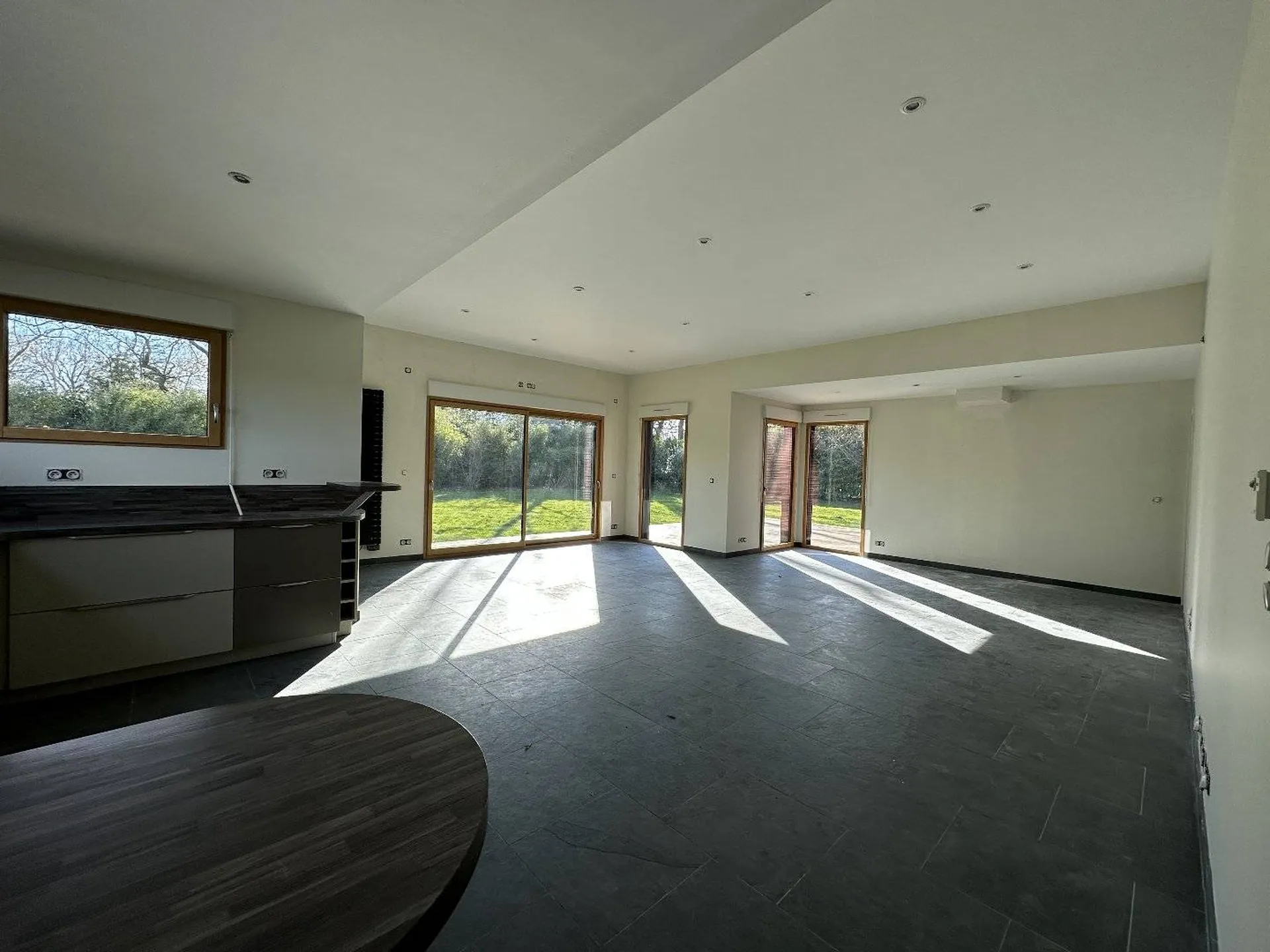 A vendre située à Varengeville-sur-Mer maison d’architecte de plain-pied au style contemporain d'une superficie de 89.43m² sur un jardin clos de 2093m².