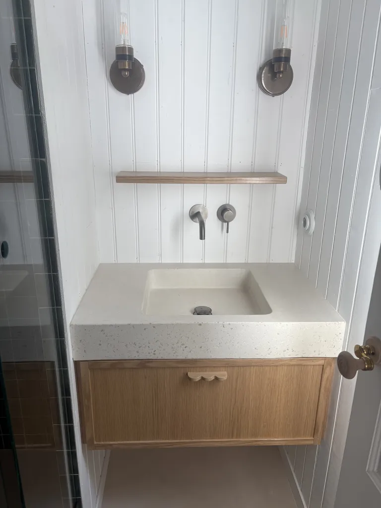 Réfection d'une salle de bain à Arès.