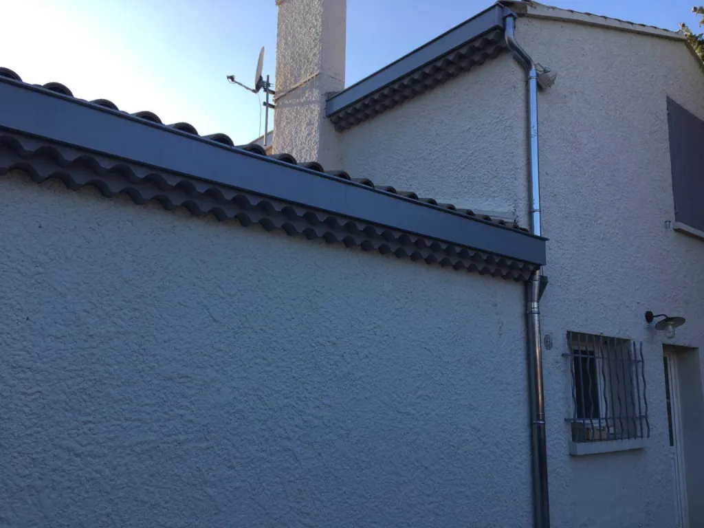 Descente de gouttières en forme cylindrique.