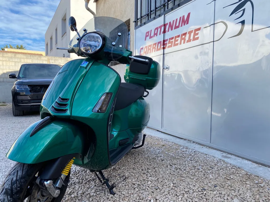 Personnalisation de scooter: Peinture sur Vespa GTS Super 300 chez Platinum Carrosserie à Carnoux
