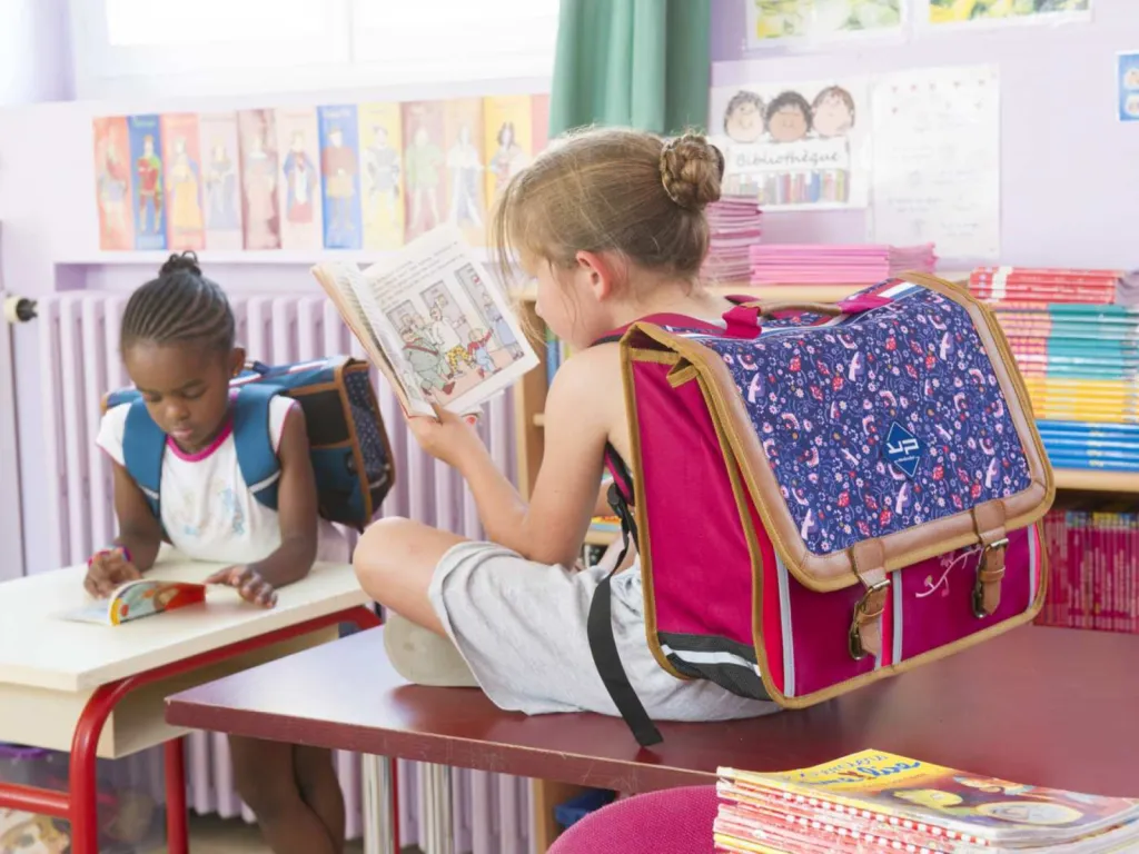 photographe maroquinerie cartable primaire en situation