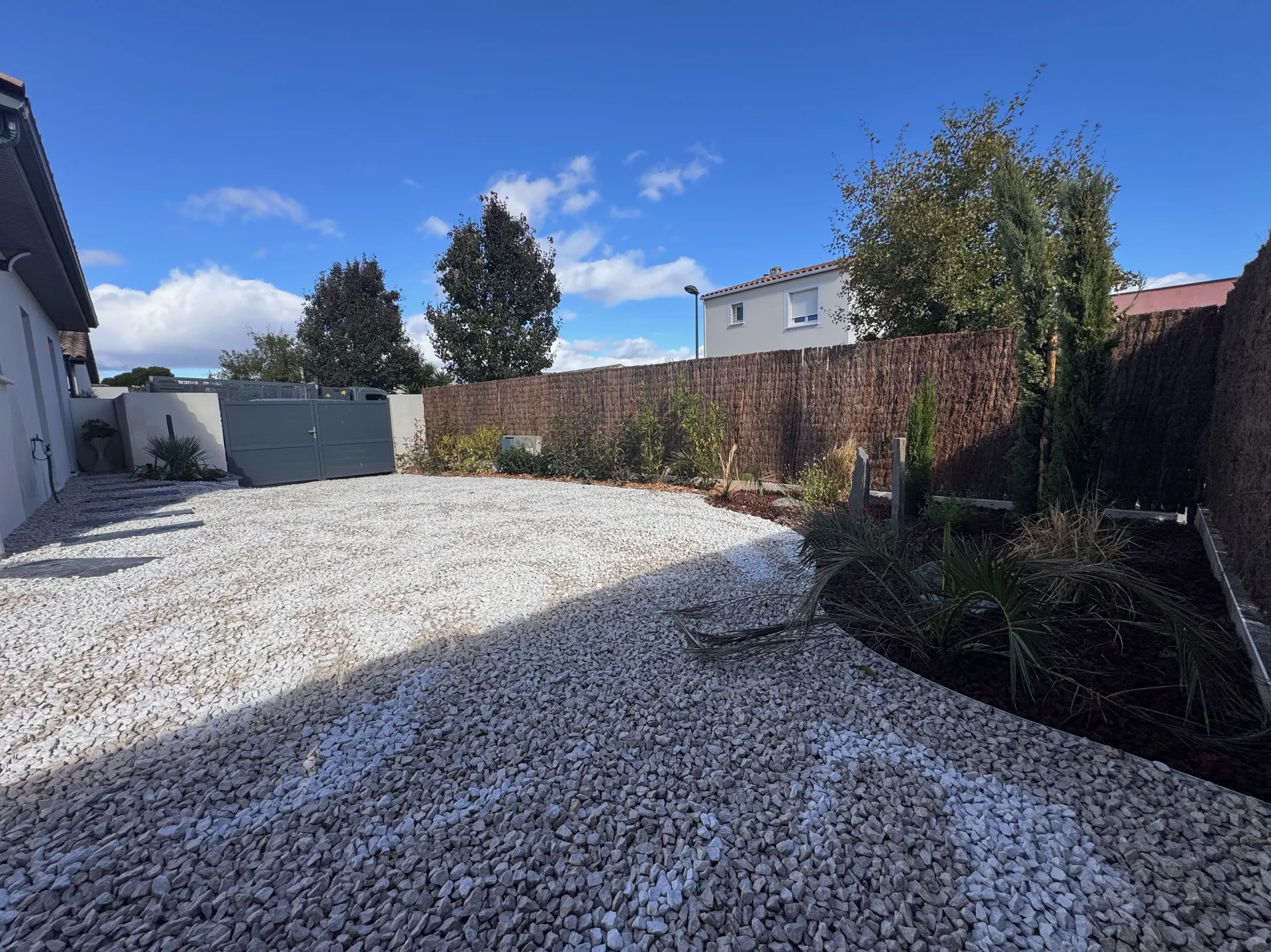 Création complète d’un jardin paysager avec gazon synthétique, pas japonais et plantations à Pinet près de Sète