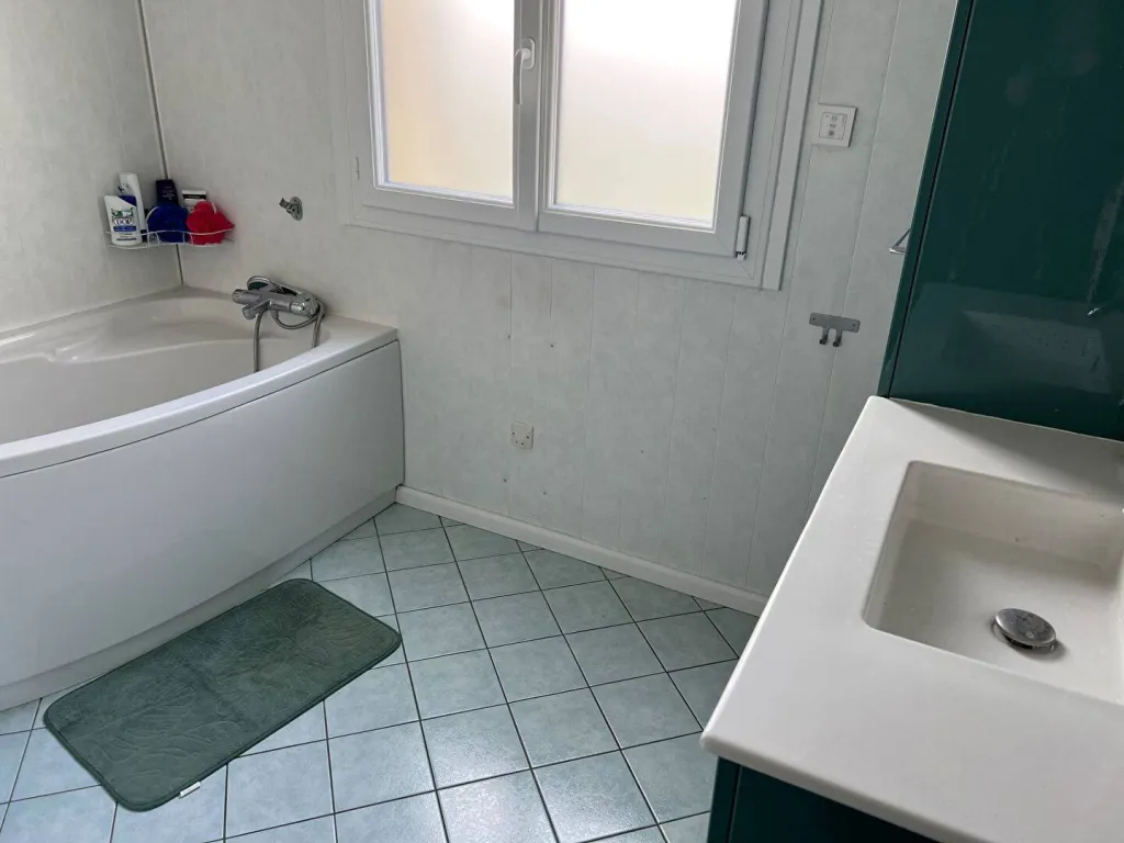 A vendre pavillon de 140 m² sur un terrain de 1530 m² clos sur la commune de LE THUIT DE L'OISON 27370