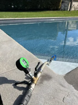 Photo d'une localisation de fuite sans destruction et sans vidange sur piscine béton à Mérignac en Gironde