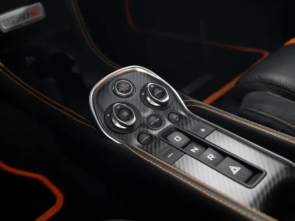 Commandes et console centrale en carbone de la McLaren 570S.