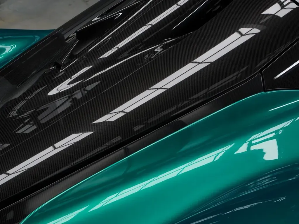 aston-martin-valkyrie-spider-amr-green-detail-carbone-amr-lime-lille