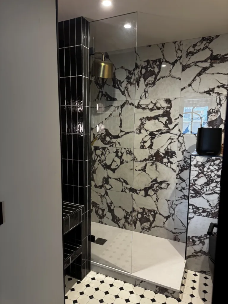 Installation d'un pare-douche dans un hotel style art déco à LYON