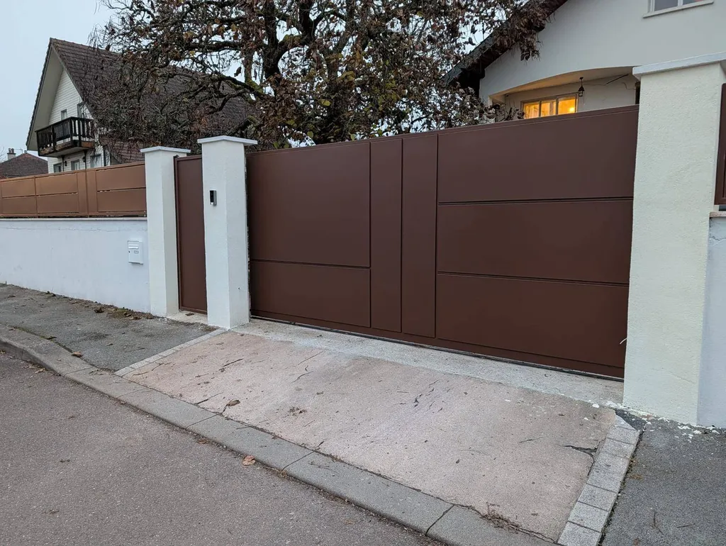 Portail coulissant en acier sur mesure à Saint-Cannat – Fabrication et pose par l’Atelier du Ferronnier