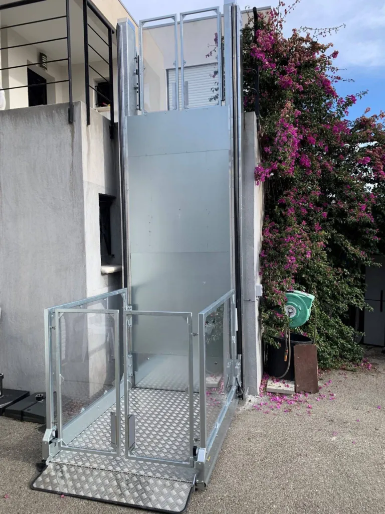 Installation achevée de la plateforme verticale Strategos d'une élévation de 3 m en extérieur à Martigues près d'Aix en Provence 