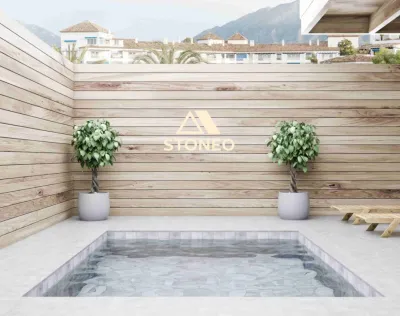 Habiller les abords de sa mini-piscine avec de la moquette de pierre. STONEO votre spécialiste 26, 38 et 07 en granulat de marbre et résine vous conseille à Saint-Rambert-d’Albon, Salaise-sur-Sanne, Chanas et partout dans le 26, 07 et 38