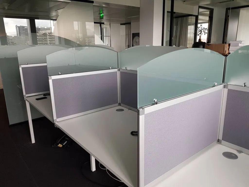 Aménagez vos call centers avec des bureaux bench face alignés à Neuilly-sur-Seine