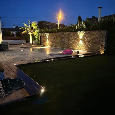 Aménagement paysager haut de gamme Gujan Mestras  en Gironde : mise en lumière, terrasse bois et espace piscine