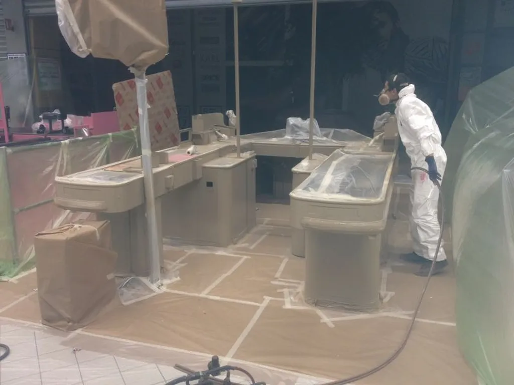 Ligne de Caisse en cours de mise en peinture