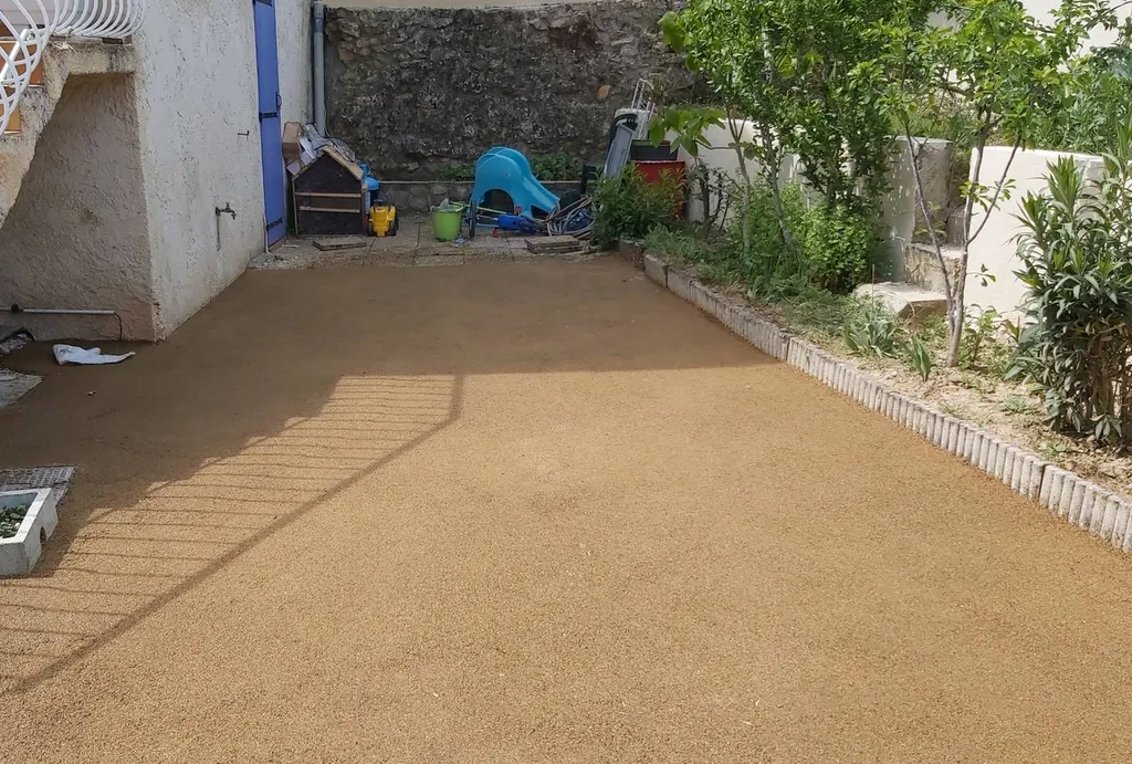 Application d'enrobé de bitume ocre Peyrolles en Provence dans les Bouches du Rhône