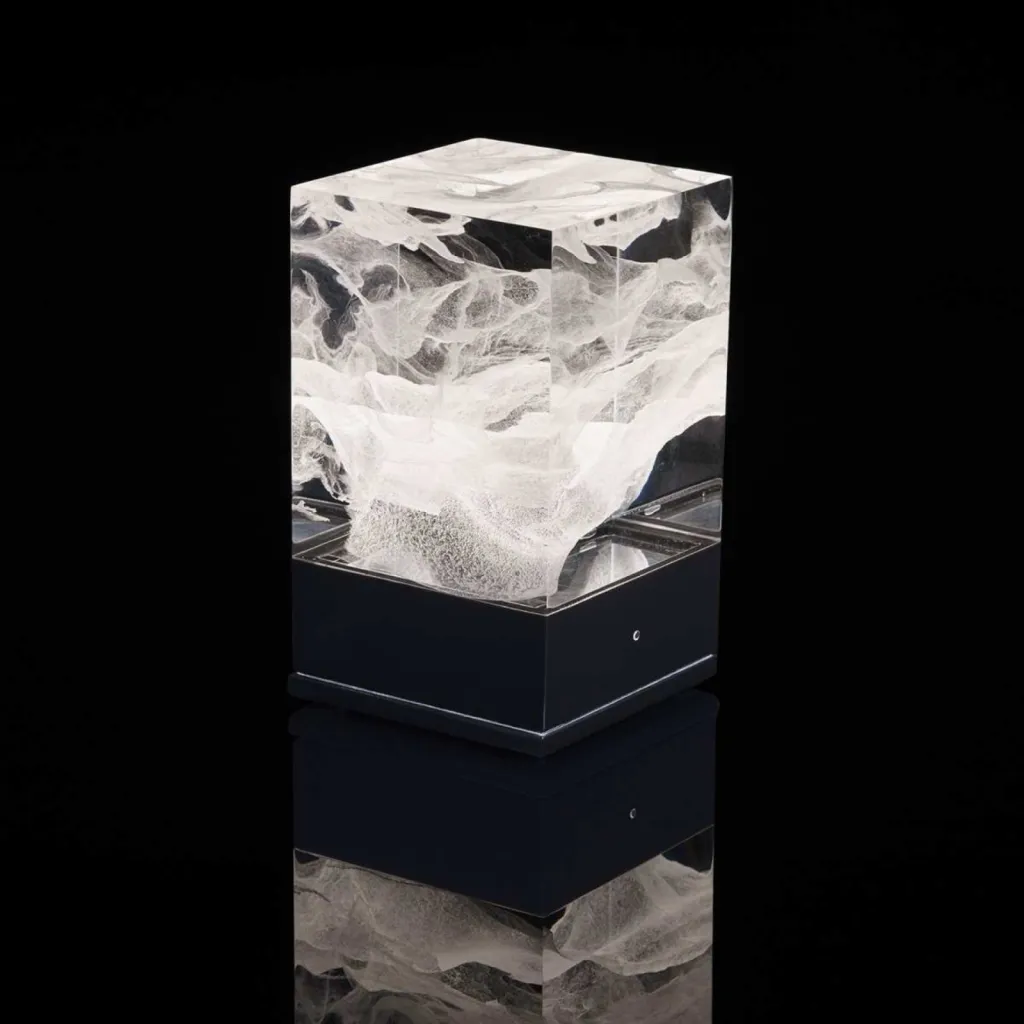 photo lampe design la D-cüb nuages fond noir socle noir