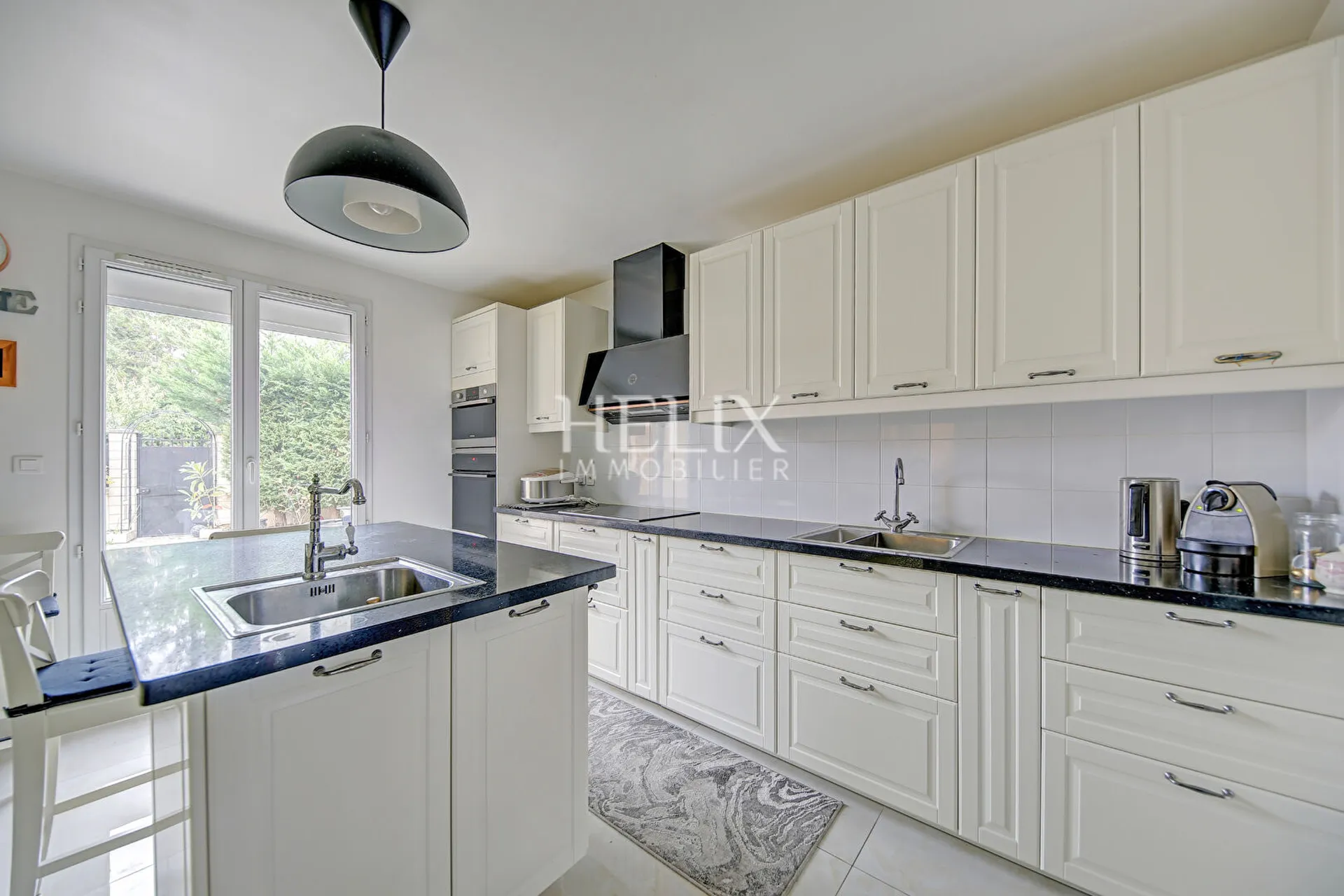 Maison agréable, efficiente thermiquement, terrain plat et cuisine d'été , garage double et dépendance.