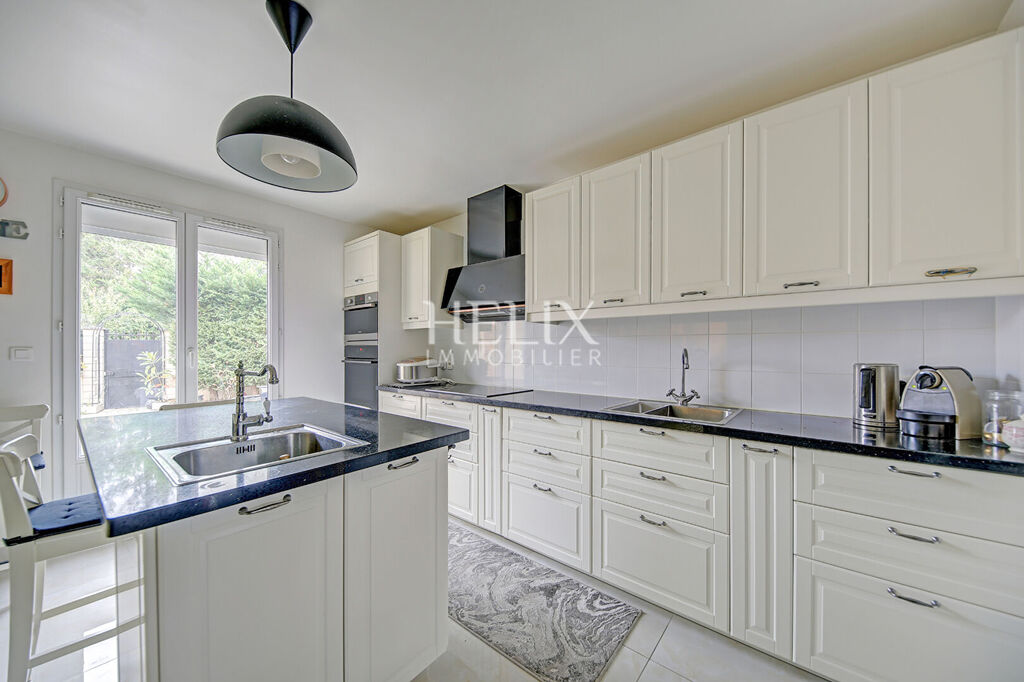 Maison agréable, efficiente thermiquement, terrain plat et cuisine d'été , garage double et dépendance.