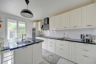 Maison agréable, efficiente thermiquement, terrain plat et cuisine d'été , garage double et dépendance.