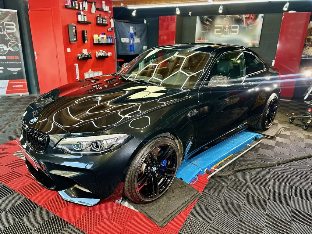 Detailing auto lyon spécialiste du traitement céramique et de la protection carrosserie sur BMW M2 voiture sportive