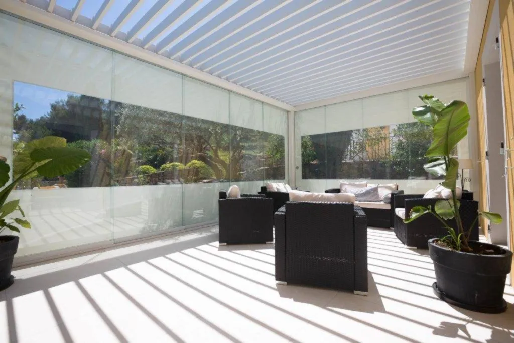 Stores verticaux avec bande transparente 