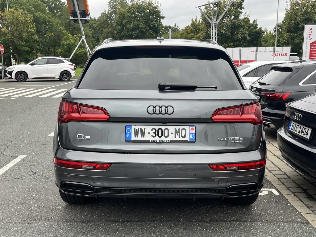 Audi Q5 50 TFSI quattro S line arrière feux LED et Logo Q5