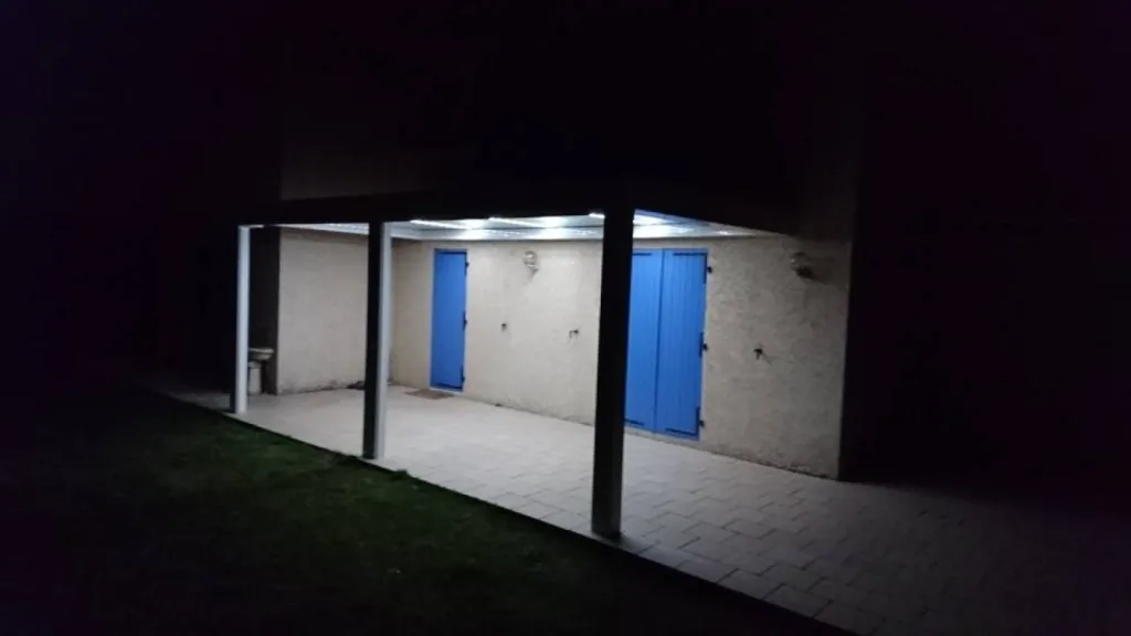 Pergola bioclimatique blanche de marque MARQUISES en aluminium posée à la CHAPELLE DE LA TOUR en isère
