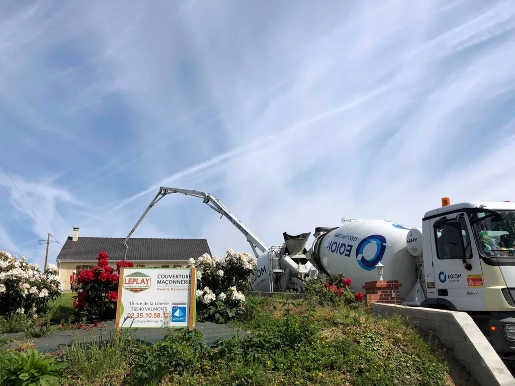 COULAGE AVEC UN MALAXEUR POMPE POUR UNE TERRASSE EN BÉTON SECTEUR VALMONT  76 PROCHE D ETRETAT