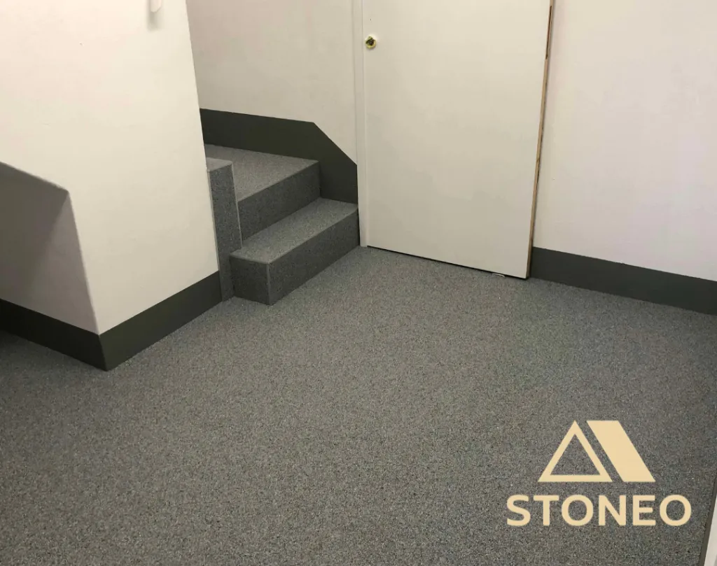 Solutions revêtement de sol espaces communs copropriété, immeuble, syndic, halls d'entrée, couloirs, escaliers. Choisissez STONEO pour le conseil, le prix et la réactivité. Moquette de pierre et EPDM, solutions résine résistantes, peu salissantes et réduc