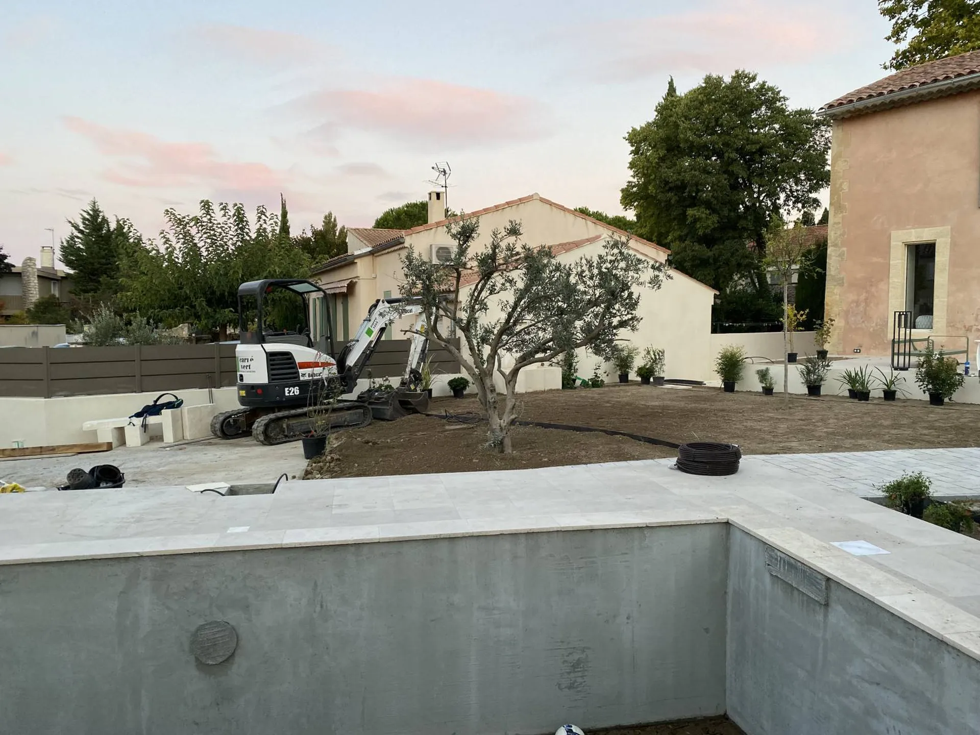 Professionnel pour pose de pelouse en plaques à Saint-Rémy-de-Provence 13210, pour un jardin verdoyant et bien entretenu