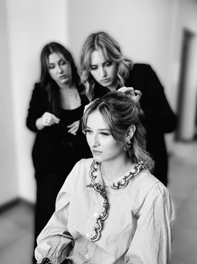 La coiffure cocktail semi-attachée avec brushing wavy et maquillage naturel à La Fare-les-Oliviers par professionnel make up