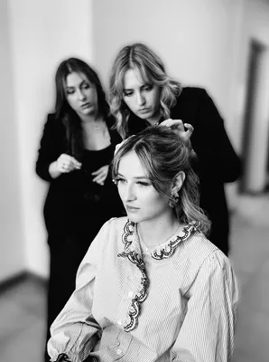 La coiffure cocktail semi-attachée avec brushing wavy et maquillage naturel à La Fare-les-Oliviers par professionnel make up