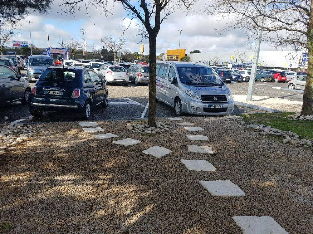 Graviers concassés sur ilôt paysager