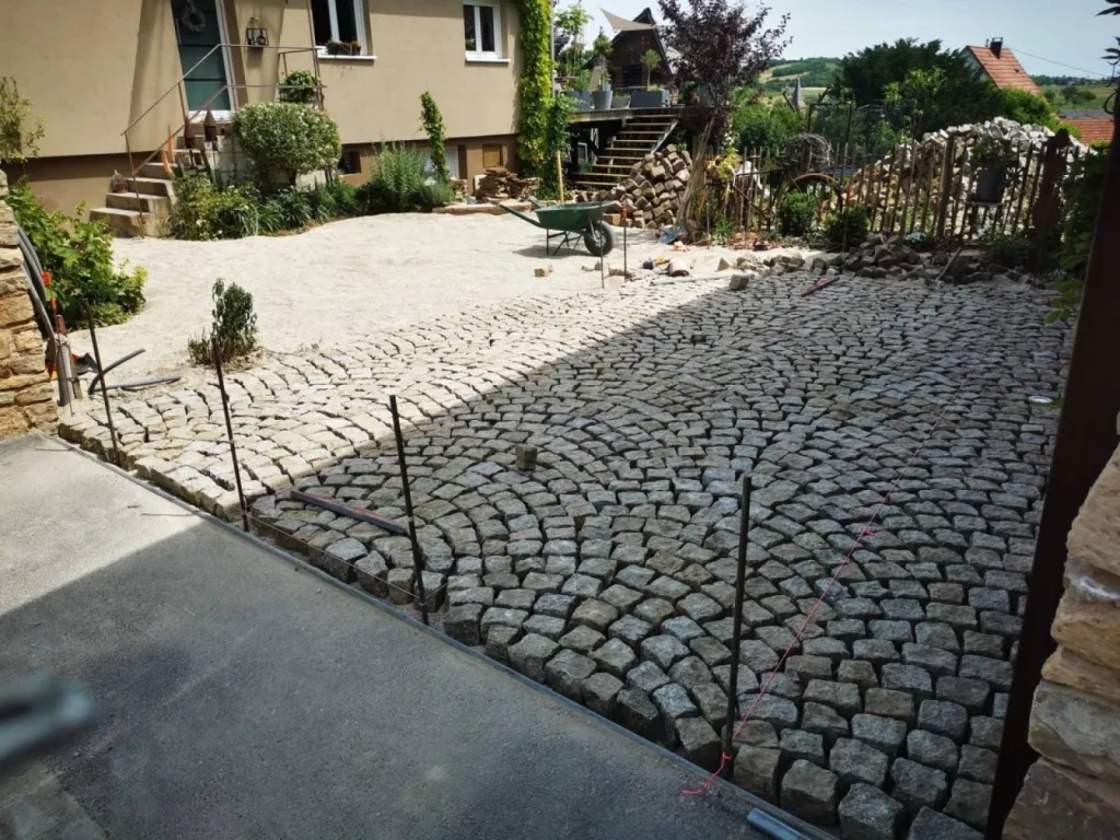 Pose de pavé en queue de paon d'une maison à Wintzenheim, près de Colmar CLK 