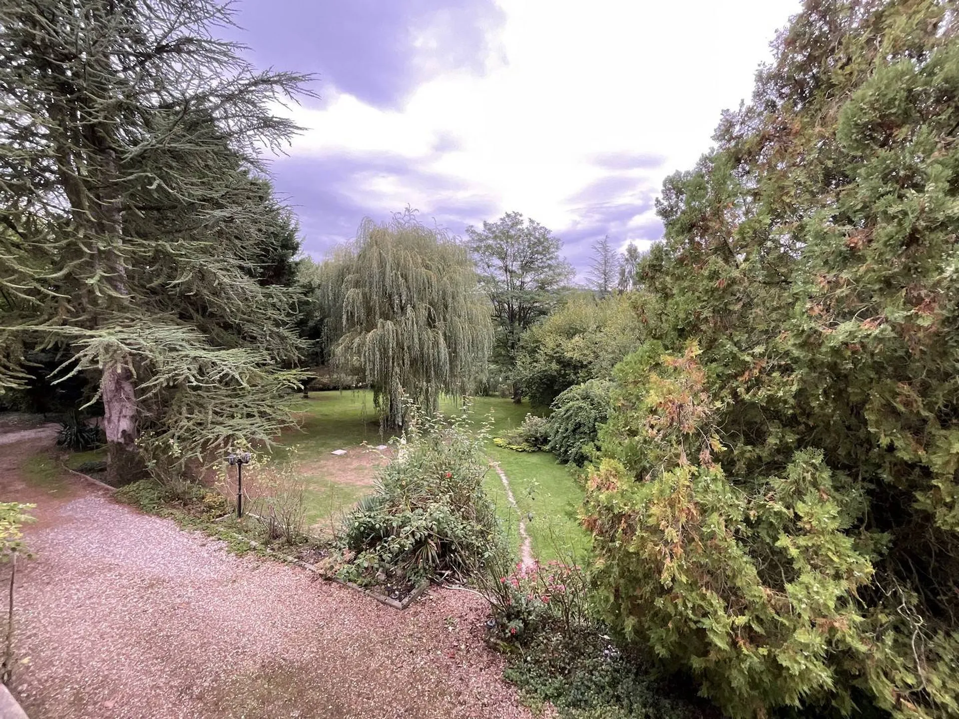 A vendre Ancienne Maison de Maitre d’une superficie d’environ 210m² sur un terrain de 3 879m², au calme.