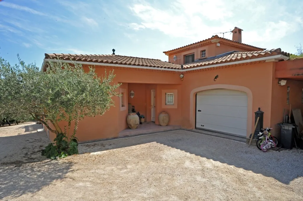Proche Avignon, maison avec piscine aux vues exceptionnelles