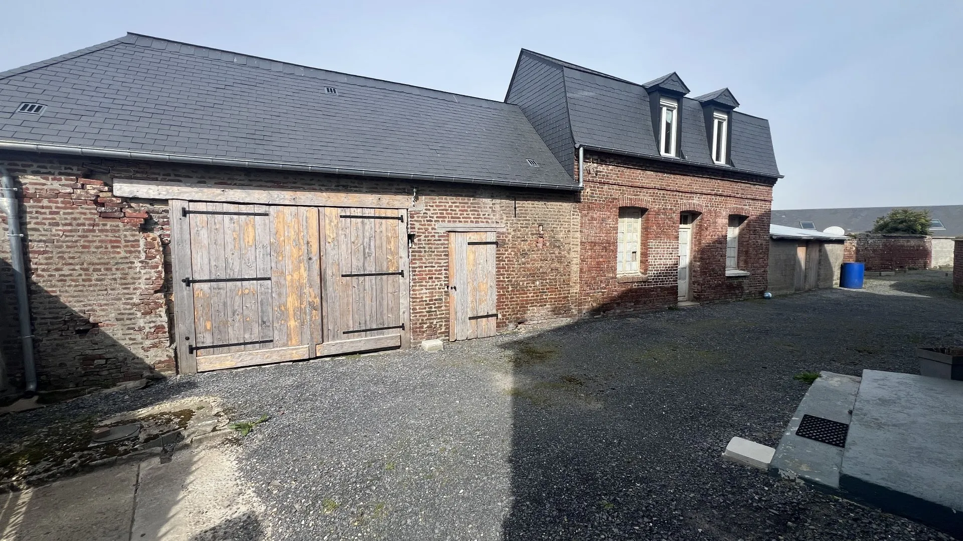 Ancien presbytère rénové 180m² avec 5 chambres, dépendances et maison annexe pour gîte, jardin clos, cachet et volumes, à proximité de Eu 76260