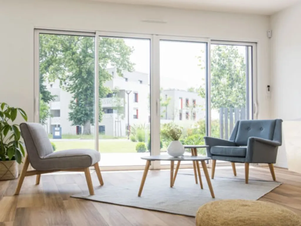 Coulissant en alu Novaltuce sécurisé avec grandes surfaces vitrées, bouclier thermique PVC et une totale liberté des couleurs à l'intérieur et à l'extérieur